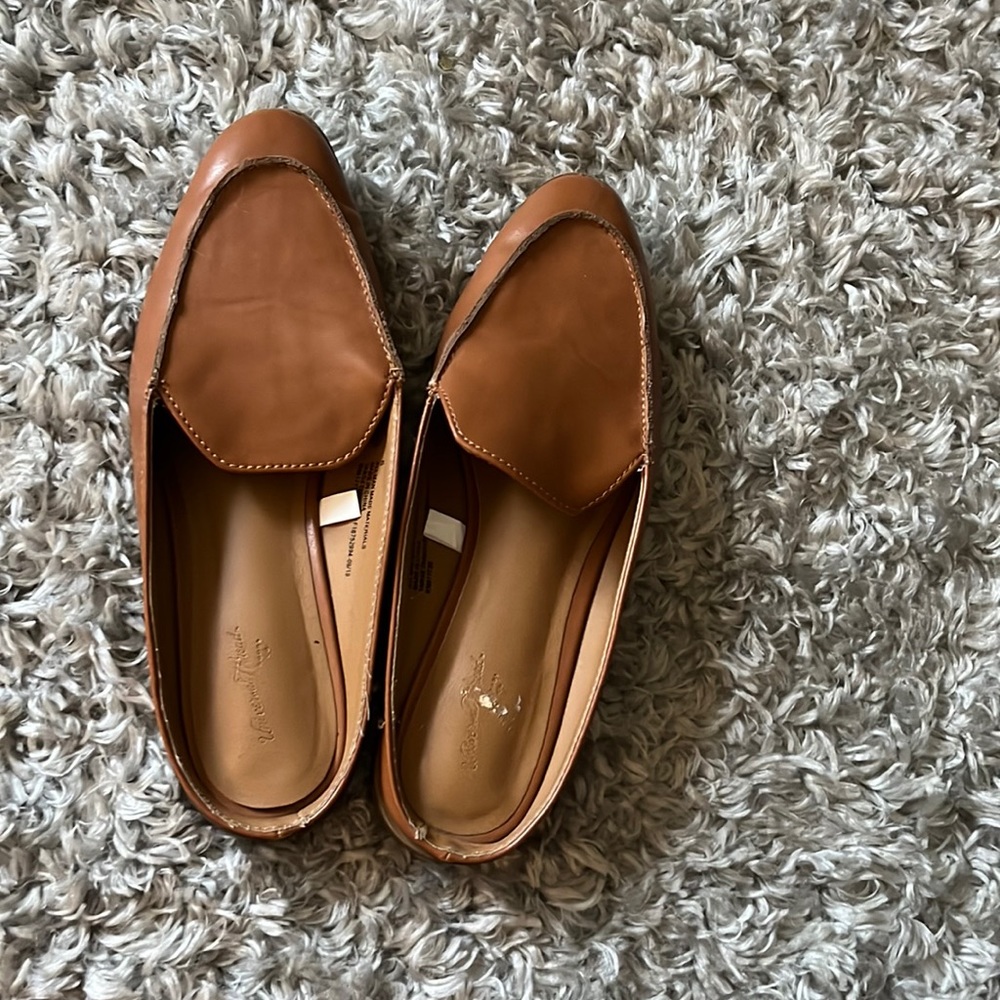 Universal Thread || caramel flats size 6